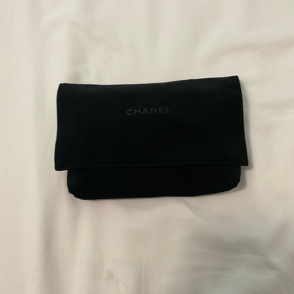 CHANEL 19 Flap Phone Holder with Chain - Picture 2 of 6